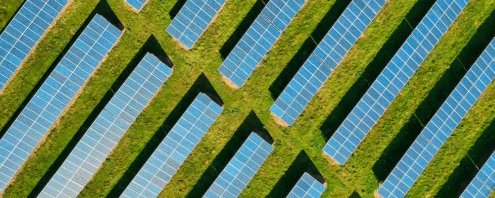 Pela primeira vez, a energia solar no Brasil supera a hidrelétrica em Itaipu.