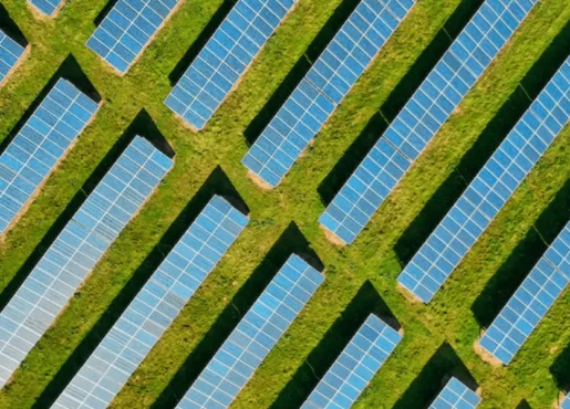 Pela primeira vez, a energia solar no Brasil supera a hidrelétrica em Itaipu.