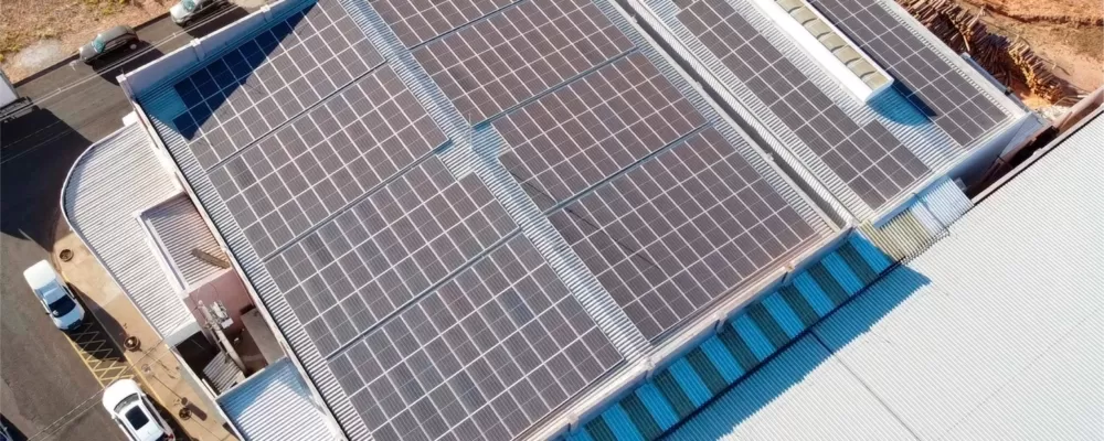 Qual a importância de analisar o projeto arquitetônico e elétrico antes de instalar um sistema fotovoltaico?